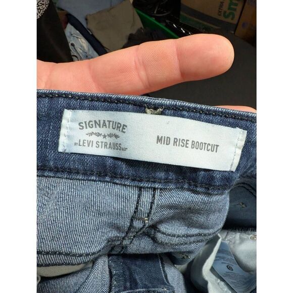 Signature Levi's Mid Rise Bootcut Jeans Women's 10 - Picture 3 of 8